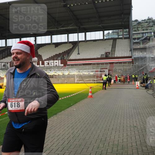 07.12.2025 - St. Pauli X-Mass-Run No. 15 Fabian Wolf http://msf.ph/oto/9422476 07.12.2025 11:52:33 Ziel 613, 618, 620, 644, 3276, 3280, 3886 meine-sportfotos.de