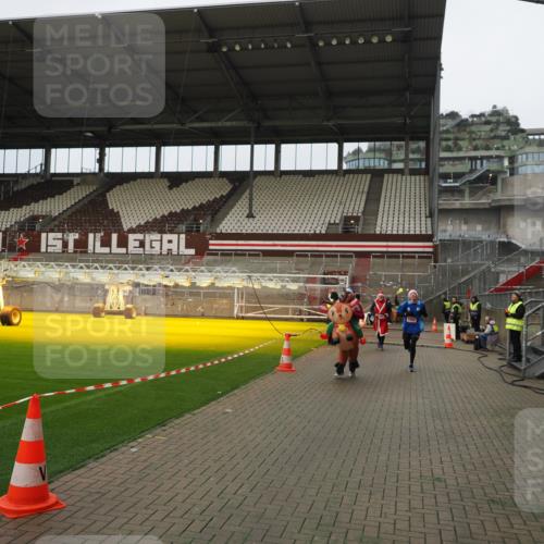 07.12.2025 - St. Pauli X-Mass-Run No. 15 Fabian Wolf http://msf.ph/oto/9422479 07.12.2025 11:52:41 Ziel 618, 982, 2862, 3886, 4612 meine-sportfotos.de