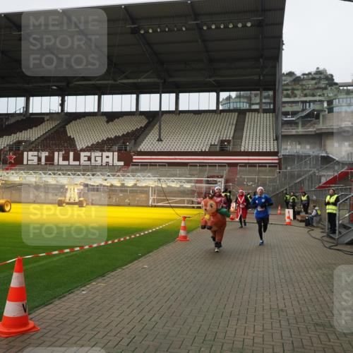07.12.2025 - St. Pauli X-Mass-Run No. 15 Fabian Wolf http://msf.ph/oto/9422481 07.12.2025 11:52:41 Ziel 618, 982, 2862, 3886, 4612 meine-sportfotos.de