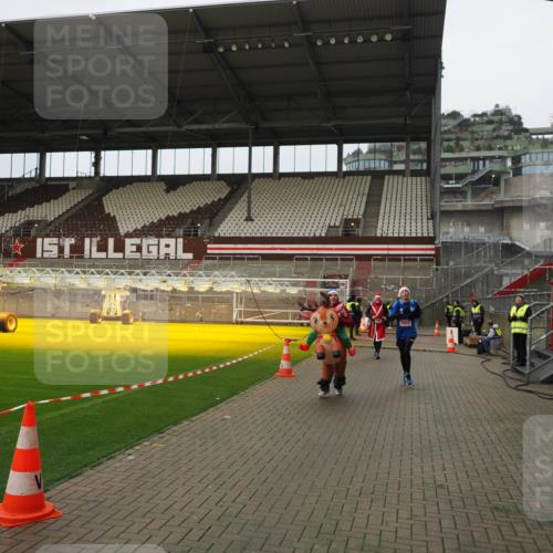 07.12.2025 - St. Pauli X-Mass-Run No. 15 Fabian Wolf http://msf.ph/oto/9422482 07.12.2025 11:52:41 Ziel 618, 982, 2862, 3886, 4612 meine-sportfotos.de