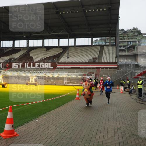 07.12.2025 - St. Pauli X-Mass-Run No. 15 Fabian Wolf http://msf.ph/oto/9422483 07.12.2025 11:52:42 Ziel 618, 982, 2862, 3886, 4612 meine-sportfotos.de