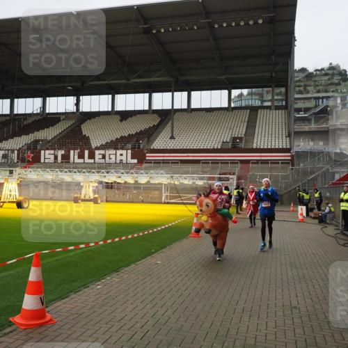 07.12.2025 - St. Pauli X-Mass-Run No. 15 Fabian Wolf http://msf.ph/oto/9422484 07.12.2025 11:52:42 Ziel 618, 982, 2862, 3886, 4612 meine-sportfotos.de