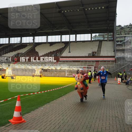 07.12.2025 - St. Pauli X-Mass-Run No. 15 Fabian Wolf http://msf.ph/oto/9422486 07.12.2025 11:52:42 Ziel 618, 982, 2862, 3886, 4612 meine-sportfotos.de