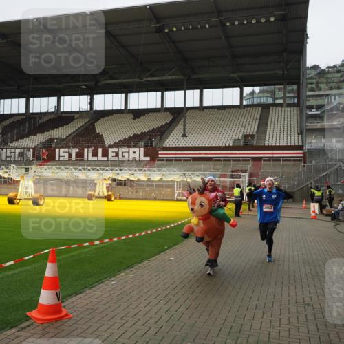 07.12.2025 - St. Pauli X-Mass-Run No. 15 Fabian Wolf http://msf.ph/oto/9422487 07.12.2025 11:52:42 Ziel 618, 982, 2862, 3886, 4612 meine-sportfotos.de