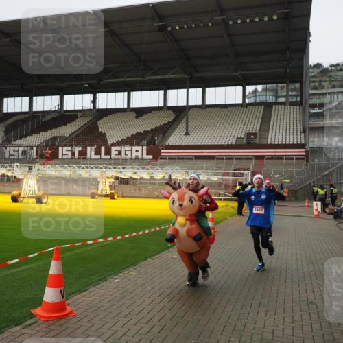 07.12.2025 - St. Pauli X-Mass-Run No. 15 Fabian Wolf http://msf.ph/oto/9422489 07.12.2025 11:52:43 Ziel 618, 982, 2862, 3886, 4612 meine-sportfotos.de