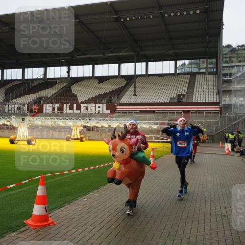 07.12.2025 - St. Pauli X-Mass-Run No. 15 Fabian Wolf http://msf.ph/oto/9422490 07.12.2025 11:52:43 Ziel 618, 982, 2862, 3886, 4612 meine-sportfotos.de