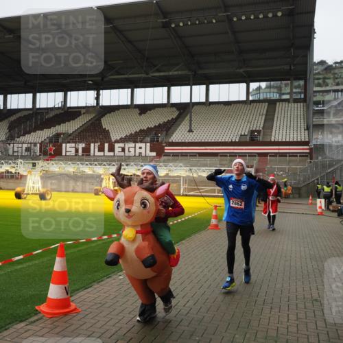 07.12.2025 - St. Pauli X-Mass-Run No. 15 Fabian Wolf http://msf.ph/oto/9422492 07.12.2025 11:52:43 Ziel 618, 982, 2862, 3886, 4612 meine-sportfotos.de