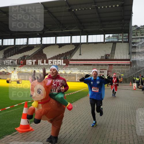 07.12.2025 - St. Pauli X-Mass-Run No. 15 Fabian Wolf http://msf.ph/oto/9422493 07.12.2025 11:52:44 Ziel 982, 2862, 4612 meine-sportfotos.de