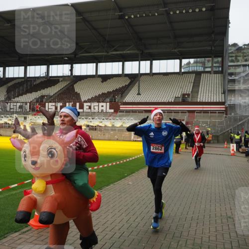 07.12.2025 - St. Pauli X-Mass-Run No. 15 Fabian Wolf http://msf.ph/oto/9422494 07.12.2025 11:52:44 Ziel 982, 2862, 4612 meine-sportfotos.de