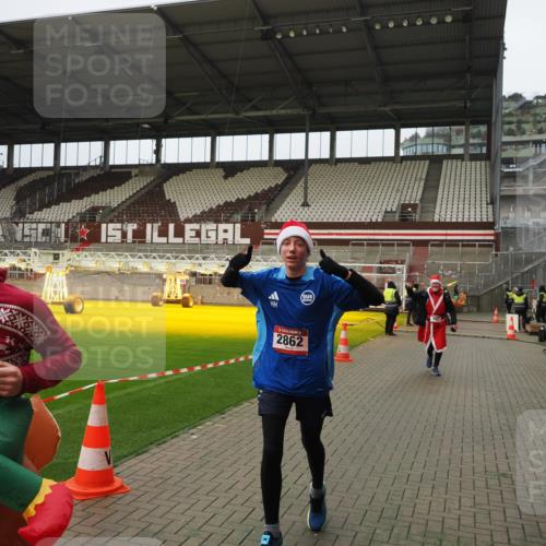 07.12.2025 - St. Pauli X-Mass-Run No. 15 Fabian Wolf http://msf.ph/oto/9422496 07.12.2025 11:52:44 Ziel 982, 2862, 4612 meine-sportfotos.de