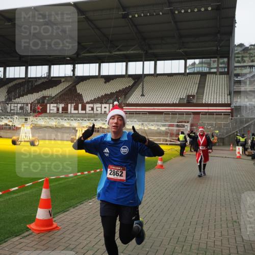 07.12.2025 - St. Pauli X-Mass-Run No. 15 Fabian Wolf http://msf.ph/oto/9422497 07.12.2025 11:52:44 Ziel 982, 2862, 4612 meine-sportfotos.de