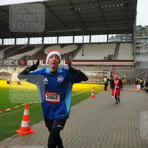 07.12.2025 - St. Pauli X-Mass-Run No. 15 Fabian Wolf http://msf.ph/oto/9422498 07.12.2025 11:52:45 Ziel 982, 2862, 4612 meine-sportfotos.de