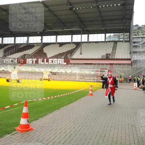 07.12.2025 - St. Pauli X-Mass-Run No. 15 Fabian Wolf http://msf.ph/oto/9422501 07.12.2025 11:52:45 Ziel 982, 2862, 4612 meine-sportfotos.de