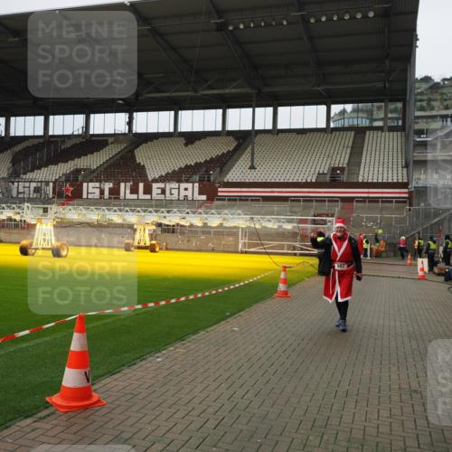 07.12.2025 - St. Pauli X-Mass-Run No. 15 Fabian Wolf http://msf.ph/oto/9422502 07.12.2025 11:52:45 Ziel 982, 2862, 4612 meine-sportfotos.de