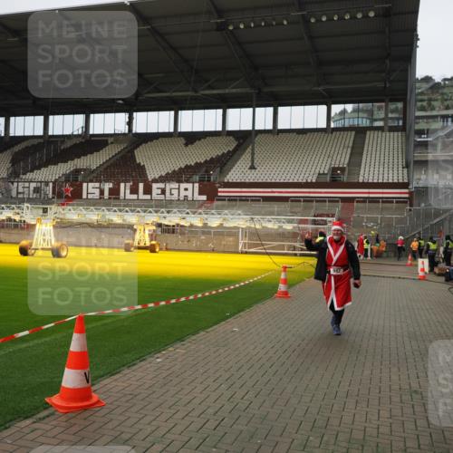07.12.2025 - St. Pauli X-Mass-Run No. 15 Fabian Wolf http://msf.ph/oto/9422503 07.12.2025 11:52:46 Ziel 982, 2862, 4612 meine-sportfotos.de