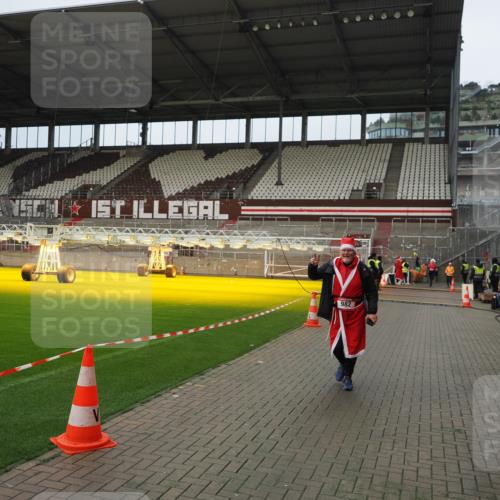 07.12.2025 - St. Pauli X-Mass-Run No. 15 Fabian Wolf http://msf.ph/oto/9422504 07.12.2025 11:52:46 Ziel 982, 2862, 4612 meine-sportfotos.de
