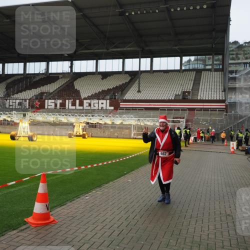 07.12.2025 - St. Pauli X-Mass-Run No. 15 Fabian Wolf http://msf.ph/oto/9422506 07.12.2025 11:52:47 Ziel 982, 2862, 4612 meine-sportfotos.de