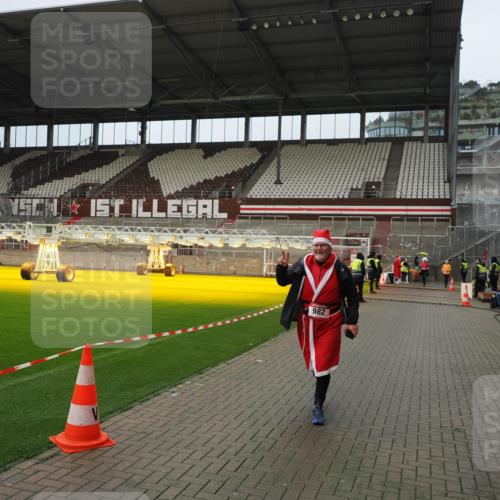 07.12.2025 - St. Pauli X-Mass-Run No. 15 Fabian Wolf http://msf.ph/oto/9422507 07.12.2025 11:52:47 Ziel 982, 2862, 4612 meine-sportfotos.de