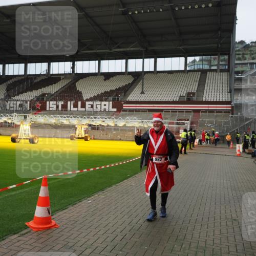 07.12.2025 - St. Pauli X-Mass-Run No. 15 Fabian Wolf http://msf.ph/oto/9422508 07.12.2025 11:52:47 Ziel 982, 2862, 4612 meine-sportfotos.de