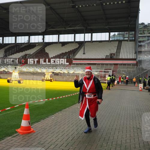 07.12.2025 - St. Pauli X-Mass-Run No. 15 Fabian Wolf http://msf.ph/oto/9422509 07.12.2025 11:52:47 Ziel 982, 2862, 4612 meine-sportfotos.de