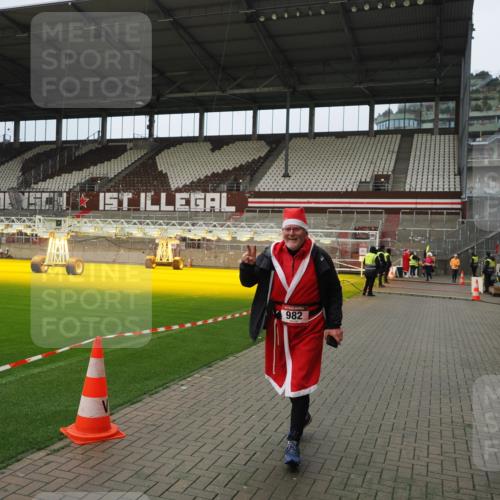 07.12.2025 - St. Pauli X-Mass-Run No. 15 Fabian Wolf http://msf.ph/oto/9422510 07.12.2025 11:52:48 Ziel 982, 2862, 4612 meine-sportfotos.de