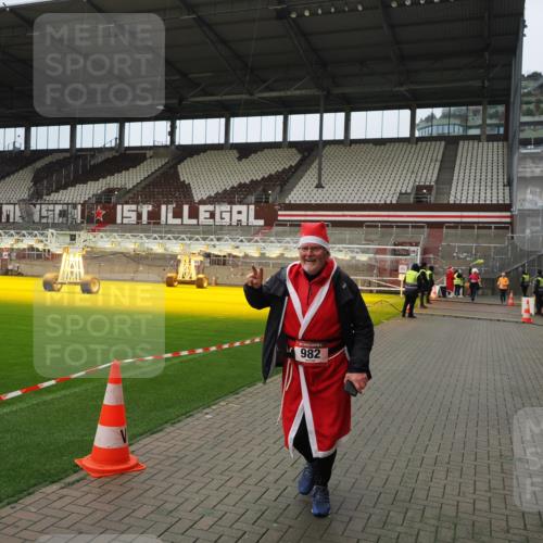 07.12.2025 - St. Pauli X-Mass-Run No. 15 Fabian Wolf http://msf.ph/oto/9422511 07.12.2025 11:52:48 Ziel 982, 2862, 4612 meine-sportfotos.de