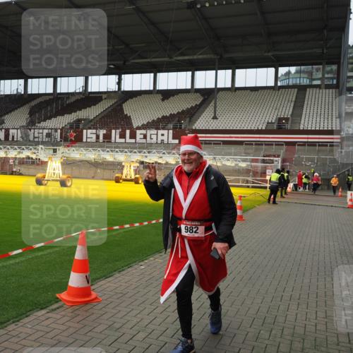 07.12.2025 - St. Pauli X-Mass-Run No. 15 Fabian Wolf http://msf.ph/oto/9422512 07.12.2025 11:52:48 Ziel 982, 2862, 4612 meine-sportfotos.de