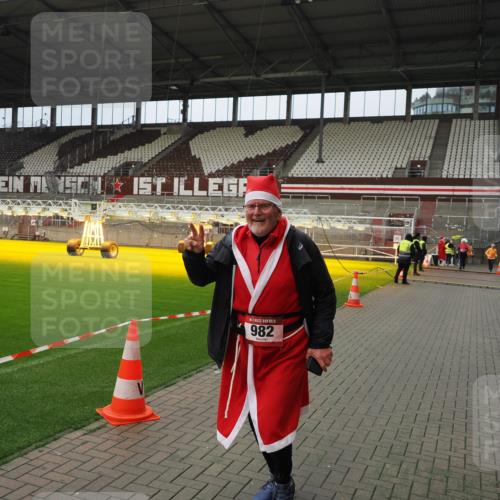 07.12.2025 - St. Pauli X-Mass-Run No. 15 Fabian Wolf http://msf.ph/oto/9422513 07.12.2025 11:52:48 Ziel 982, 2862, 4612 meine-sportfotos.de
