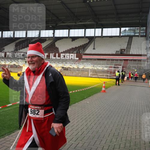 07.12.2025 - St. Pauli X-Mass-Run No. 15 Fabian Wolf http://msf.ph/oto/9422514 07.12.2025 11:52:49 Ziel 982, 2862, 4612 meine-sportfotos.de