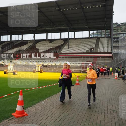 07.12.2025 - St. Pauli X-Mass-Run No. 15 Fabian Wolf http://msf.ph/oto/9422520 07.12.2025 11:52:58 Ziel 1467, 1592, 1803, 2862, 3749, 3750 meine-sportfotos.de