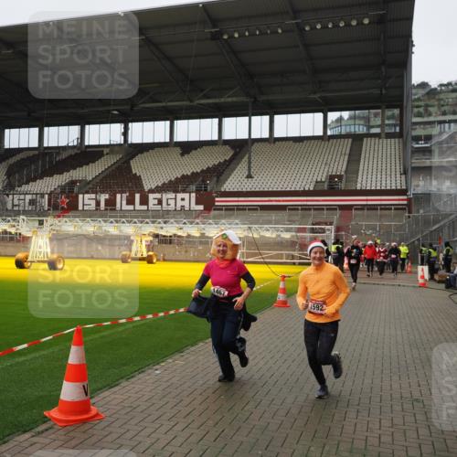 07.12.2025 - St. Pauli X-Mass-Run No. 15 Fabian Wolf http://msf.ph/oto/9422521 07.12.2025 11:52:59 Ziel 1467, 1592, 1803, 2862, 3749, 3750 meine-sportfotos.de