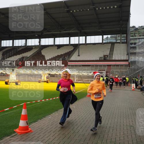 07.12.2025 - St. Pauli X-Mass-Run No. 15 Fabian Wolf http://msf.ph/oto/9422522 07.12.2025 11:52:59 Ziel 1467, 1592, 1803, 2862, 3749, 3750 meine-sportfotos.de