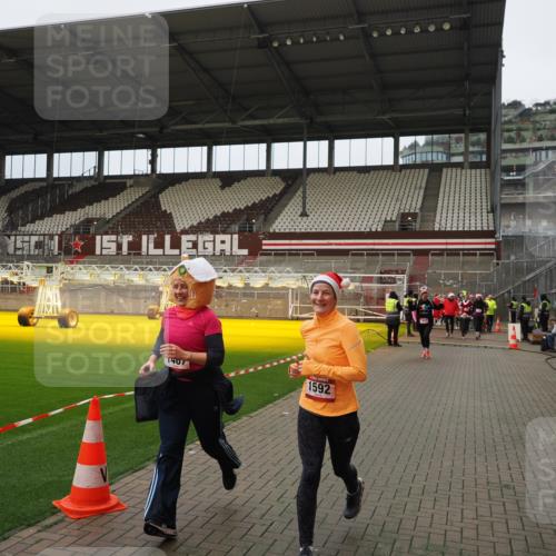 07.12.2025 - St. Pauli X-Mass-Run No. 15 Fabian Wolf http://msf.ph/oto/9422524 07.12.2025 11:52:59 Ziel 1467, 1592, 1803, 2862, 3749, 3750 meine-sportfotos.de