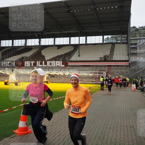 07.12.2025 - St. Pauli X-Mass-Run No. 15 Fabian Wolf http://msf.ph/oto/9422525 07.12.2025 11:52:59 Ziel 1467, 1592, 1803, 2862, 3749, 3750 meine-sportfotos.de