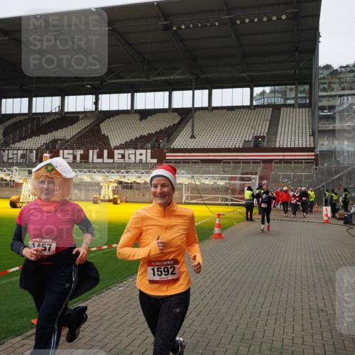 07.12.2025 - St. Pauli X-Mass-Run No. 15 Fabian Wolf http://msf.ph/oto/9422526 07.12.2025 11:53:00 Ziel 1467, 1592, 1803, 3006, 3749, 3750 meine-sportfotos.de