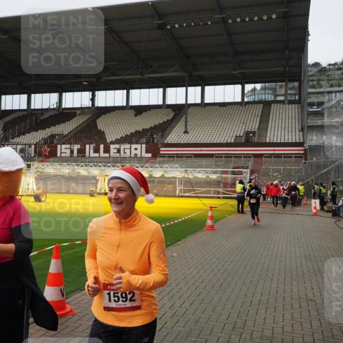 07.12.2025 - St. Pauli X-Mass-Run No. 15 Fabian Wolf http://msf.ph/oto/9422527 07.12.2025 11:53:00 Ziel 1467, 1592, 1803, 3006, 3749, 3750 meine-sportfotos.de