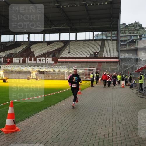 07.12.2025 - St. Pauli X-Mass-Run No. 15 Fabian Wolf http://msf.ph/oto/9422533 07.12.2025 11:53:02 Ziel 104, 1238, 1239, 1467, 1592, 1803, 2966, 3006, 3355, 3749, 3750 meine-sportfotos.de
