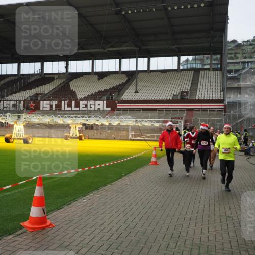 07.12.2025 - St. Pauli X-Mass-Run No. 15 Fabian Wolf http://msf.ph/oto/9422539 07.12.2025 11:53:07 Ziel 104, 1238, 1239, 1289, 1290, 1467, 1592, 1803, 2685, 2735, 2966, 3006, 3355, 3356, 3749, 3750 meine-sportfotos.de