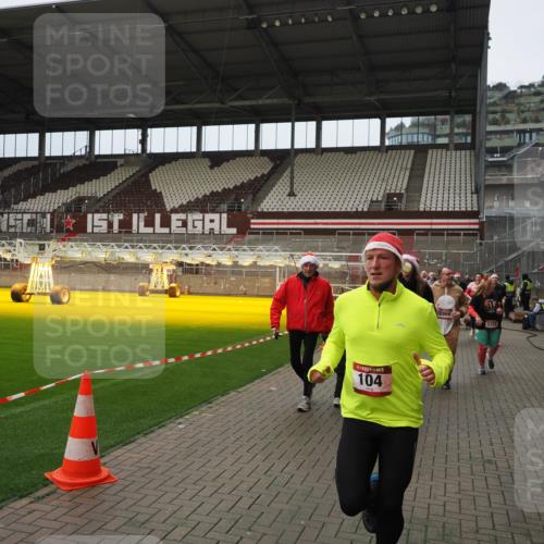 07.12.2025 - St. Pauli X-Mass-Run No. 15 Fabian Wolf http://msf.ph/oto/9422545 07.12.2025 11:53:09 Ziel 104, 524, 1238, 1239, 1289, 1290, 1467, 1592, 1803, 2685, 2735, 2966, 3006, 3355, 3356, 3749, 3750 meine-sportfotos.de
