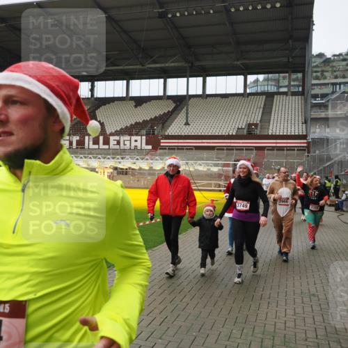 07.12.2025 - St. Pauli X-Mass-Run No. 15 Fabian Wolf http://msf.ph/oto/9422548 07.12.2025 11:53:09 Ziel 104, 524, 1238, 1239, 1289, 1290, 1467, 1592, 1803, 2685, 2735, 2966, 3006, 3355, 3356, 3749, 3750 meine-sportfotos.de