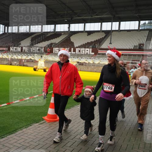 07.12.2025 - St. Pauli X-Mass-Run No. 15 Fabian Wolf http://msf.ph/oto/9422555 07.12.2025 11:53:11 Ziel 104, 524, 1238, 1239, 1289, 1290, 1803, 2685, 2735, 2966, 3006, 3355, 3356, 3749, 3750, 4248 meine-sportfotos.de