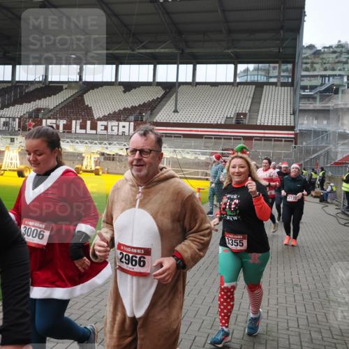 07.12.2025 - St. Pauli X-Mass-Run No. 15 Fabian Wolf http://msf.ph/oto/9422560 07.12.2025 11:53:12 Ziel 104, 524, 1238, 1239, 1289, 1290, 1803, 2685, 2735, 2966, 3006, 3355, 3356, 3749, 3750, 4248 meine-sportfotos.de