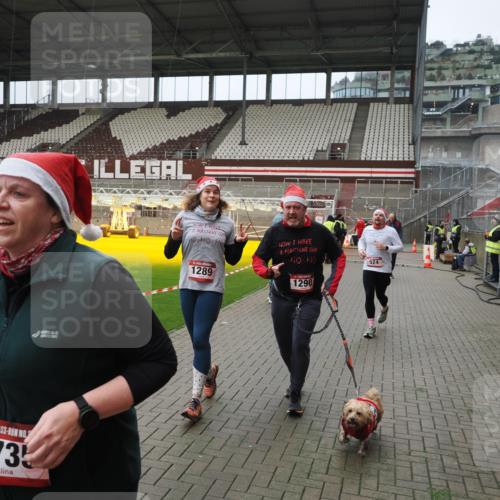 07.12.2025 - St. Pauli X-Mass-Run No. 15 Fabian Wolf http://msf.ph/oto/9422573 07.12.2025 11:53:15 Ziel 104, 524, 1238, 1239, 1289, 1290, 1803, 2685, 2735, 2966, 3006, 3355, 3356, 3749, 3750, 4248 meine-sportfotos.de