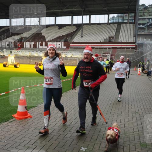 07.12.2025 - St. Pauli X-Mass-Run No. 15 Fabian Wolf http://msf.ph/oto/9422575 07.12.2025 11:53:16 Ziel 104, 524, 1238, 1239, 1289, 1290, 1803, 2685, 2735, 2966, 3006, 3355, 3356, 3749, 3750, 4248 meine-sportfotos.de