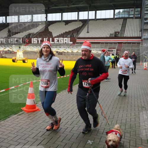 07.12.2025 - St. Pauli X-Mass-Run No. 15 Fabian Wolf http://msf.ph/oto/9422576 07.12.2025 11:53:16 Ziel 104, 524, 1238, 1239, 1289, 1290, 1803, 2685, 2735, 2966, 3006, 3355, 3356, 3749, 3750, 4248 meine-sportfotos.de