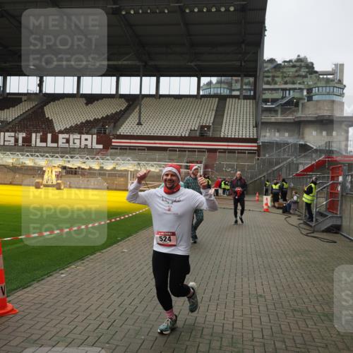 07.12.2025 - St. Pauli X-Mass-Run No. 15 Fabian Wolf http://msf.ph/oto/9422579 07.12.2025 11:53:17 Ziel 104, 524, 1238, 1239, 1289, 1290, 2685, 2735, 2966, 3006, 3355, 3356, 3749, 3750, 4248 meine-sportfotos.de