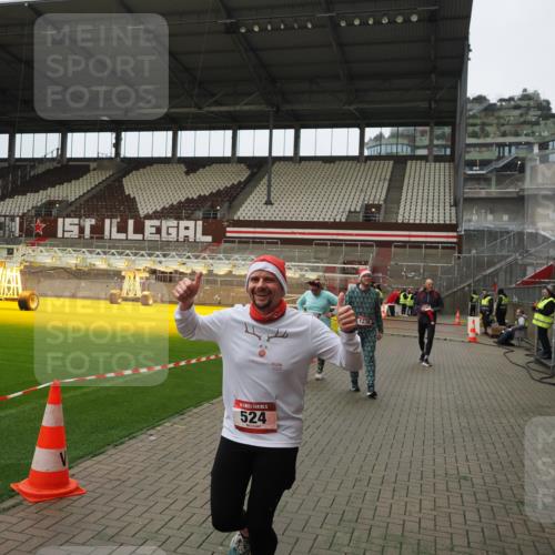 07.12.2025 - St. Pauli X-Mass-Run No. 15 Fabian Wolf http://msf.ph/oto/9422581 07.12.2025 11:53:17 Ziel 104, 524, 1238, 1239, 1289, 1290, 2685, 2735, 2966, 3006, 3355, 3356, 3749, 3750, 4248 meine-sportfotos.de
