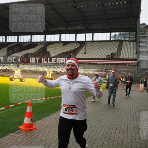 07.12.2025 - St. Pauli X-Mass-Run No. 15 Fabian Wolf http://msf.ph/oto/9422582 07.12.2025 11:53:18 Ziel 104, 524, 1238, 1239, 1289, 1290, 2685, 2735, 2966, 3006, 3355, 3356, 3749, 3750, 4248 meine-sportfotos.de