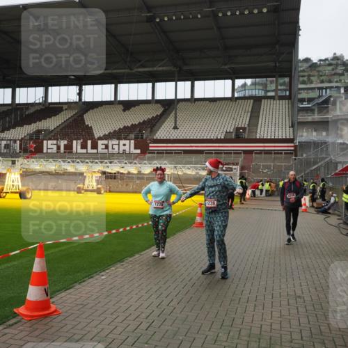 07.12.2025 - St. Pauli X-Mass-Run No. 15 Fabian Wolf http://msf.ph/oto/9422589 07.12.2025 11:53:21 Ziel 104, 524, 1238, 1239, 1289, 1290, 2685, 2735, 2966, 3355, 3356, 4248 meine-sportfotos.de