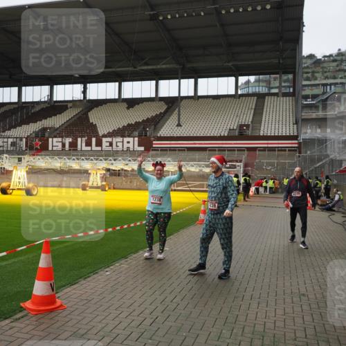 07.12.2025 - St. Pauli X-Mass-Run No. 15 Fabian Wolf http://msf.ph/oto/9422592 07.12.2025 11:53:21 Ziel 104, 524, 1238, 1239, 1289, 1290, 2685, 2735, 2966, 3355, 3356, 4248 meine-sportfotos.de